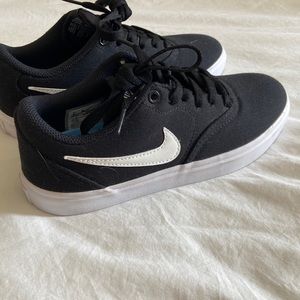 Nikes women size 6